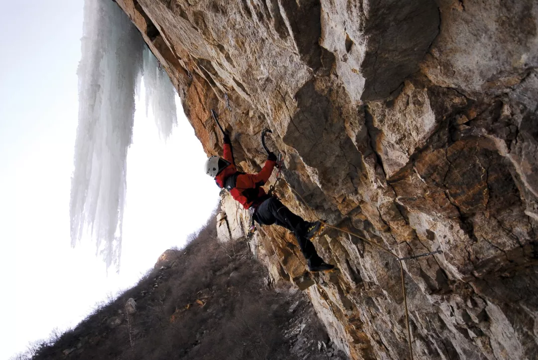 爱游戏官方网站-包含大型户外绳索探险，攀爬尖峰突破极限的词条