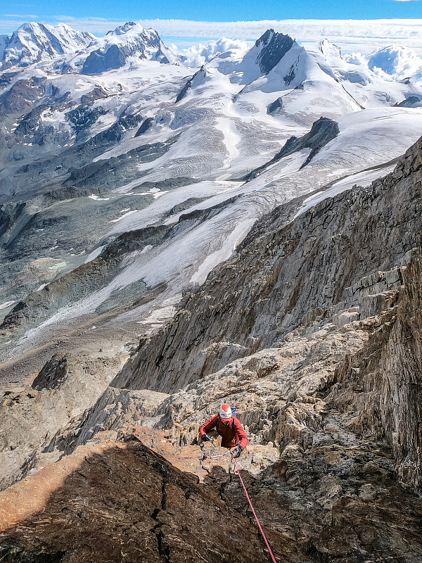 爱游戏体育-高空绳索攀爬比赛，考验勇气与体能的极致运动